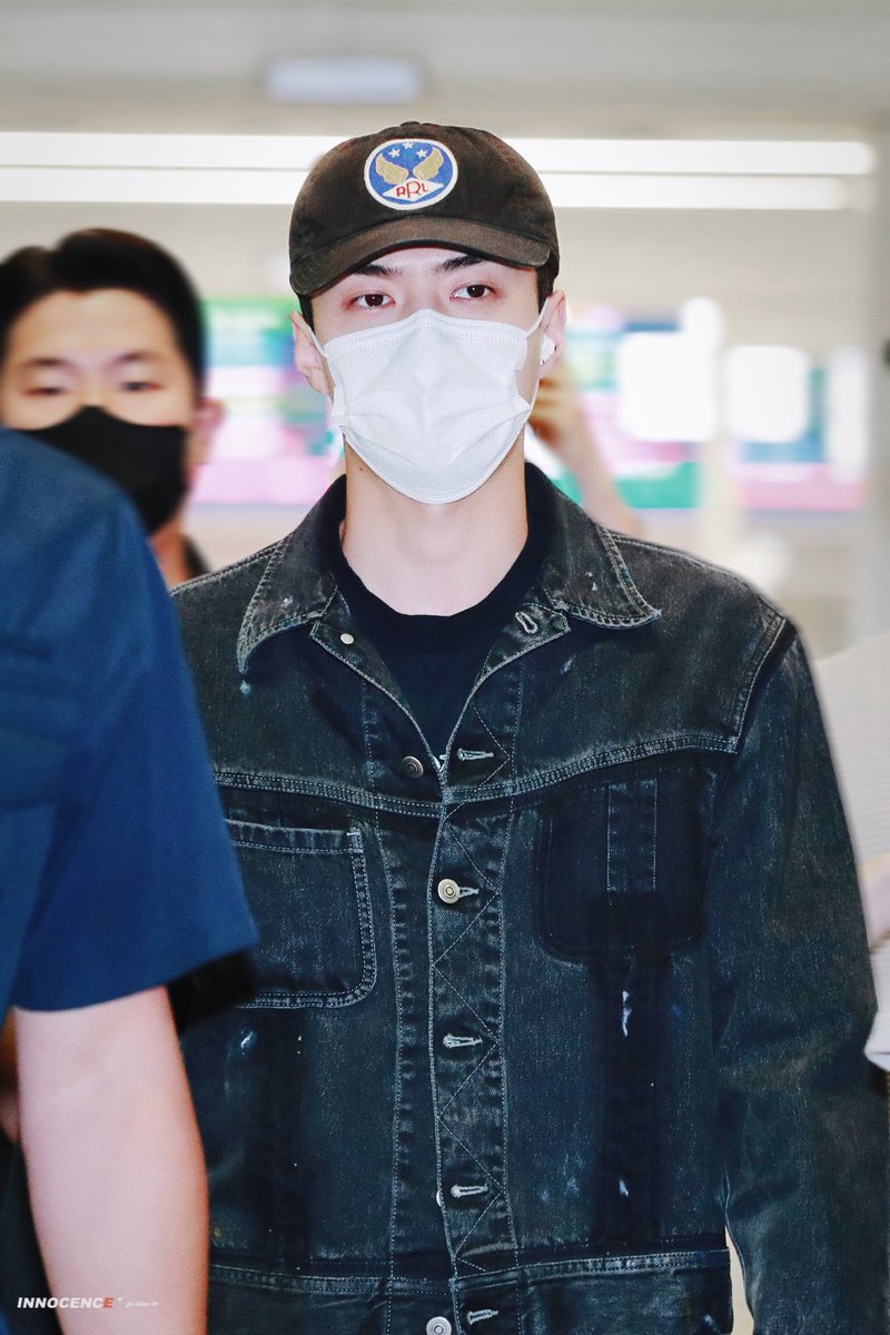 milkteus's tweet photo. sehun has safely arrived back in korea! have a good meal and a well-deserved rest when you get home, love 🖤 https://t.co/X6mFy9i5VP