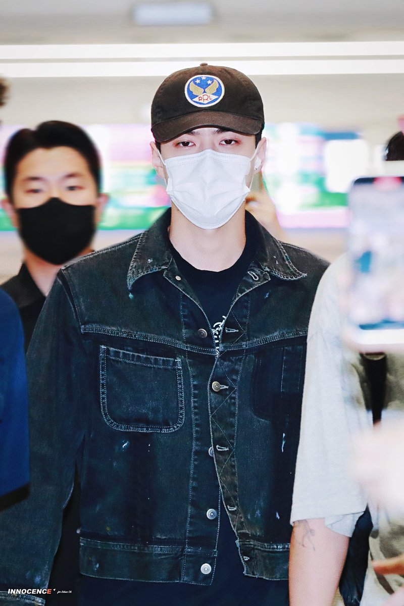 milkteus's tweet photo. sehun has safely arrived back in korea! have a good meal and a well-deserved rest when you get home, love 🖤 https://t.co/X6mFy9i5VP