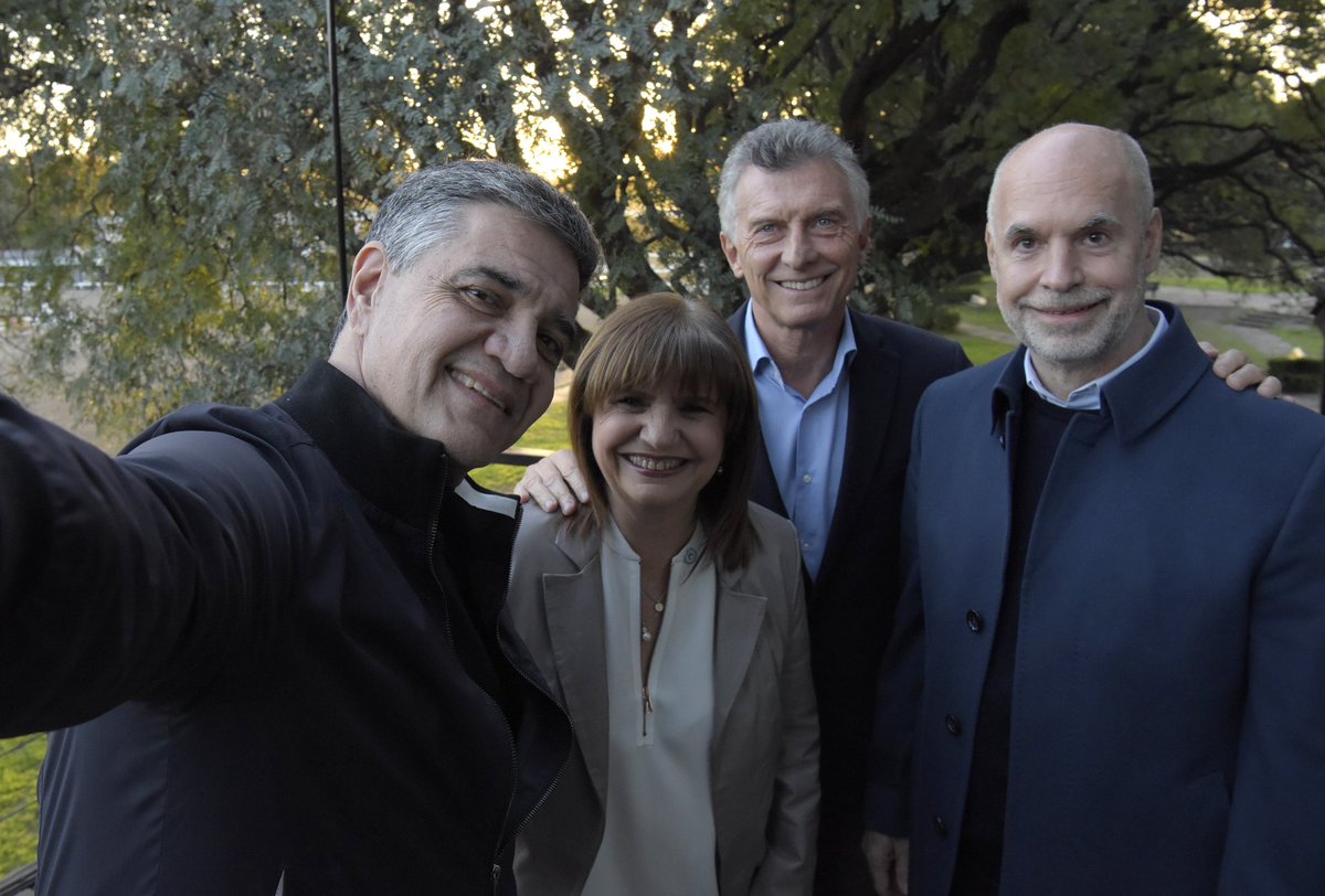 Desde el PRO, con mucho trabajar, trabajar y trabajar, venimos transformando la Ciudad como nunca antes. 

Mauricio sentó las bases. Pensó una Ciudad moderna, a largo plazo, que no se inundara, que tuviera transporte accesible para todos, con el primer metrobús y las primeras