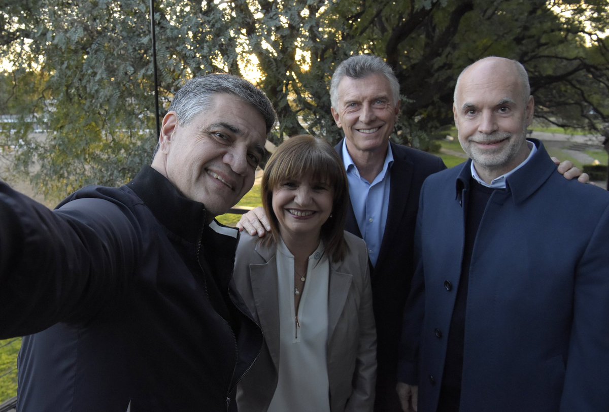 Desde el PRO, con mucho trabajar, trabajar y trabajar, venimos transformando la Ciudad como nunca antes. Mauricio sentó las bases. Pensó una Ciudad moderna, a largo plazo, que no se inundara, que tuviera transporte accesible para todos, con el primer metrobús y las primeras…