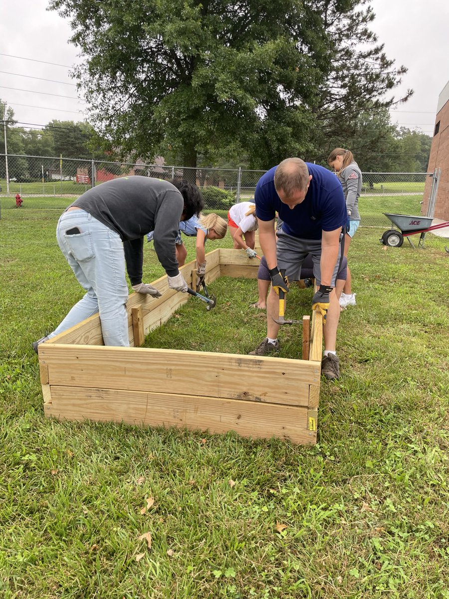 What a great morning at @MillCreek512! 🔨👷‍♀️🌱🧑‍🌾🥬 Our incredible volunteers partnered with @KC_Gardens to build and fill two raised garden beds that will be used by students in the fall. We are ready to GROW this fall!