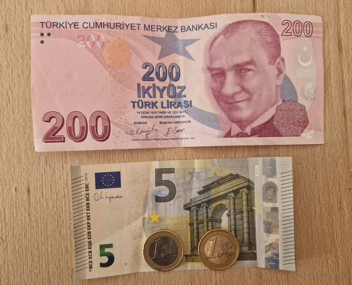 mywayTurkey's tweet photo. Vay vay halimize....

Avrupa'nın en küçük banknotu 5 €, nerdeyse Türkiye'nin en büyük Banknotu kadar değerli... 7€ ~ 200 TL den fazla ediyor...
Gurbetçilerin yüzde 90 nı boşuna AKP yi desteklemiyor ya!🤬
Ama nedense Almanya bizi kıskanıyor hasetinden çatlıyor😁

#TürkiyeYüzyılı https://t.co/F4srTppYku
