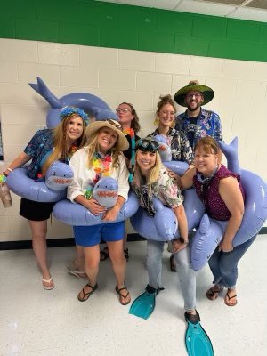 Melanie2146's tweet photo. It’s going to be a “fin-tastic” year at Phillips Elementary!! 

“We Don’t Make Excuses. We Make Waves!”
#BeTheDifference https://t.co/tD3ppUQddg