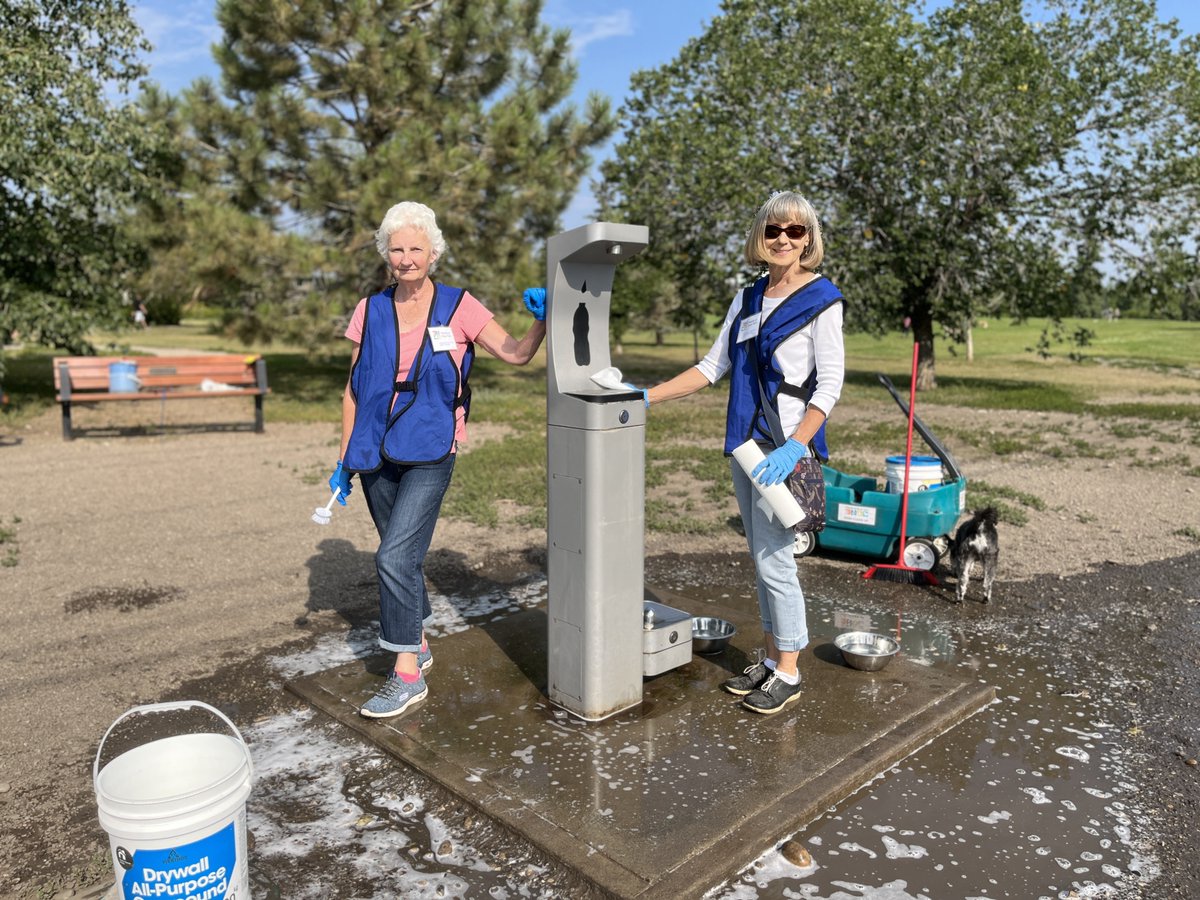 RiverParkDogs's tweet photo. We scrubbed the fountain and dog bowls today. Several very helpful dogs lent a paw too! To reduce health risks, please discourage your dog from peeing on the fountain and in the dog bowls. Thanks for your consideration. https://t.co/FwjKoZ44uV