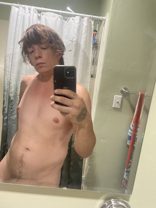 Who&rsquo;s trying to fuck in the shower?💦💦💦 https://t.co/fgfg2bhMyL