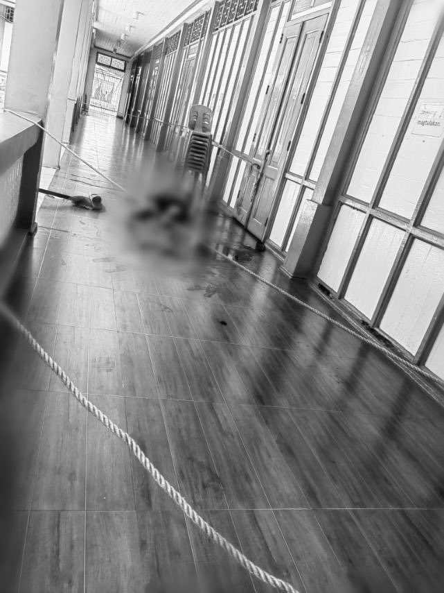 Natagpuang duguan at patay ang isang lalaki sa loob ng isang pampublikong paaralan sa Tondo, Maynila, matapos pagsasaksakin Lunes ng umaga.  

Kinilala ang biktima na si Ricky Dasco, 55, administrative aide ng naturang paaralan. | via <a href="/_KarenDeGuzman/">Karen De Guzman</a>