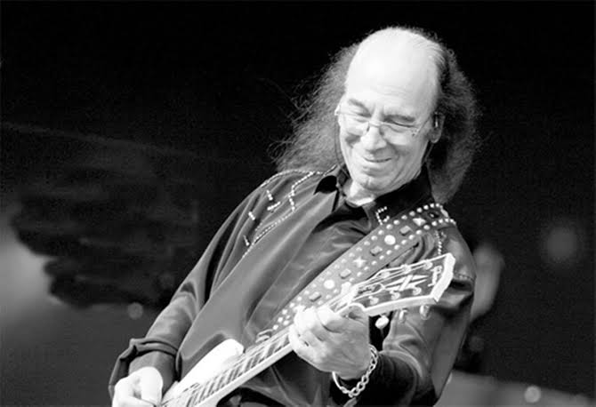 Çok memleketler gezdim
Neler gördüm görmedim
Şu kocaman dünyada
Senin gibi görmedim. 
Mekanı cennet olsun...