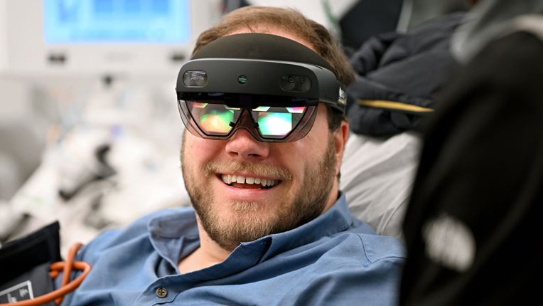 Nervous around needles? You can now donate blood while immersed in mixed reality💉🩸 vrscout.com/news/you-can-n… #MixedReality #DonateBlood