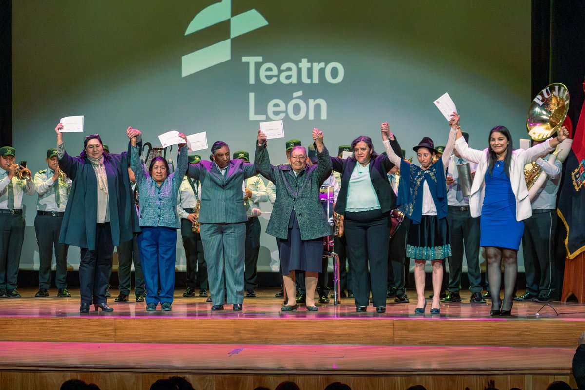 MuniRiobamba's tweet photo. #ManosQueLideran
En Riobamba se realizó el primer encuentro de mujeres  “MANOS QUE LIDERAN”
En el Teatro León se realizó el programa de reconocimientos a varias mujeres lideresas quienes se han dedicado a la lucha por los derechos a una equidad.
#Riobamba https://t.co/zYIx0rwxRf