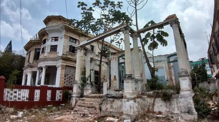 EmilioRuizFl's tweet photo. 🚨NO!!!!! No es Hiroshima!!!! Ni Nagasaki!!

Es Cuba🇨🇺!!!!!! Después de 60 años de comunismo Castrista, alimentado por sus esbirrios caribeños en la isla e islas limítrofes como Puerto Rico.

Amigo comunista caribeño, antes de mirar la paja del ojo ajeno, mírate la tuya y deja de culpar a Estados Unidos de toda la mogolla de sus líderes ineducados.