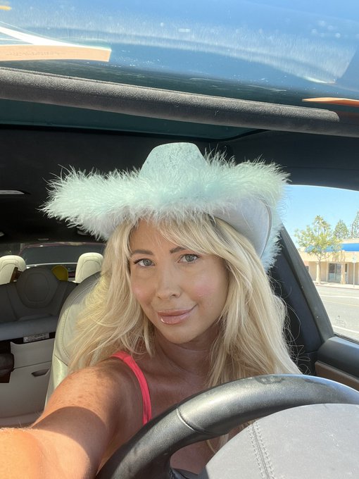 1 or 2? #Barbie https://t.co/po9TWDmsGw<a href="/tag/barbie"class="tags">#Barbie</a>