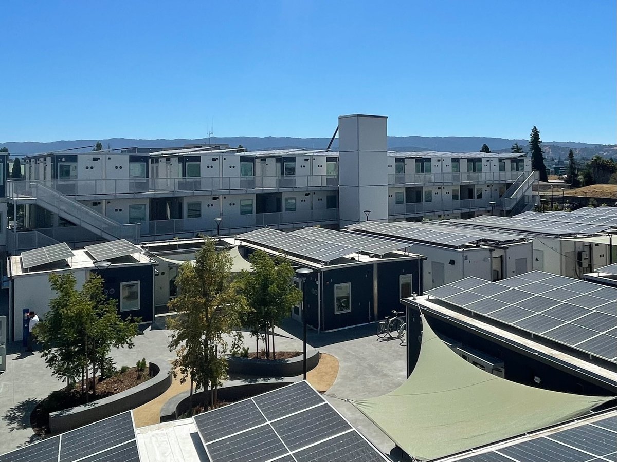 SenJoshBecker's tweet photo. The Navigation Center in San Mateo County does incredible work to provide hundreds of safe temporary living spaces for people along with intensive support services. The services they provide will help people find and maintain stable housing. #Caleg #SD13 @LifeMovesOrg @sanmateoco https://t.co/oMh4pcyvCC