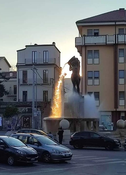 #Viral | ¡Espectaculares imágenes! Así luce a luz del sol a través de esta fuente en L'Aquila, Italia, hace que parezca que está vertiendo lava. ¡Se ve maravilloso! 🔥❤️😍