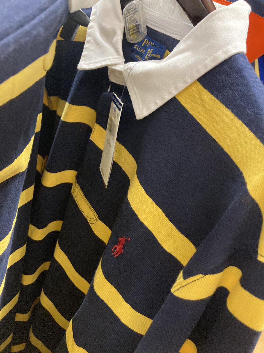 qrksnou's tweet photo. Is it just me or this shirt looks familiar? I think I’ve seen one of the boys wearing this😭 or guni guni ko lang😭😭😭 https://t.co/xo2SxBExq7