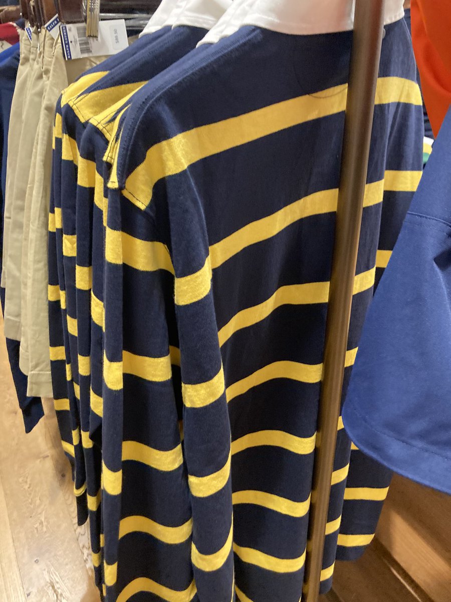 qrksnou's tweet photo. Is it just me or this shirt looks familiar? I think I’ve seen one of the boys wearing this😭 or guni guni ko lang😭😭😭 https://t.co/xo2SxBExq7
