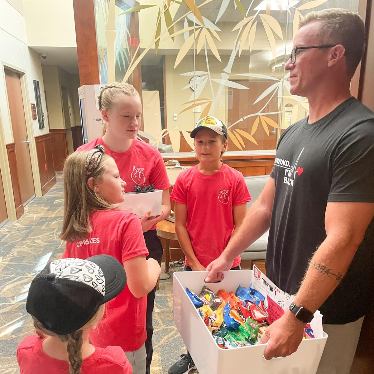 AHAIowa's tweet photo. On Aug. 4, 2022, Megan Wetzel saved her husband Eric’s life by performing Hands-Only CPR when his heart stopped after a morning run. One year later, the Wetzel Family celebrated Eric’s re-birthday by giving back and celebrating with family and friends. #CPRwithHeart https://t.co/PDIghJD7Us