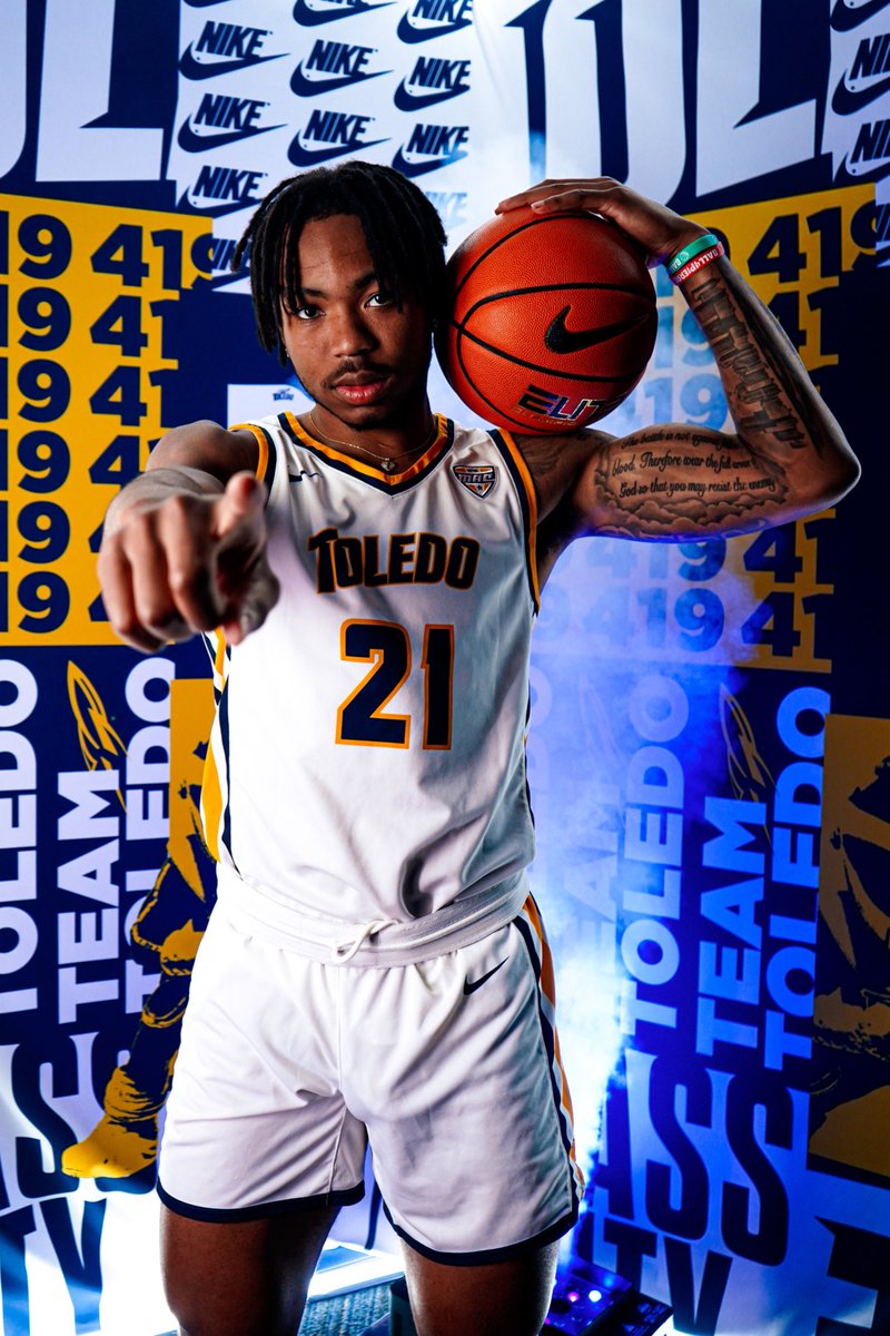 Toledo_MBB's tweet photo. Something bout that midnight blue and gold 🤧

#TeamToledo https://t.co/csPbCptPEL