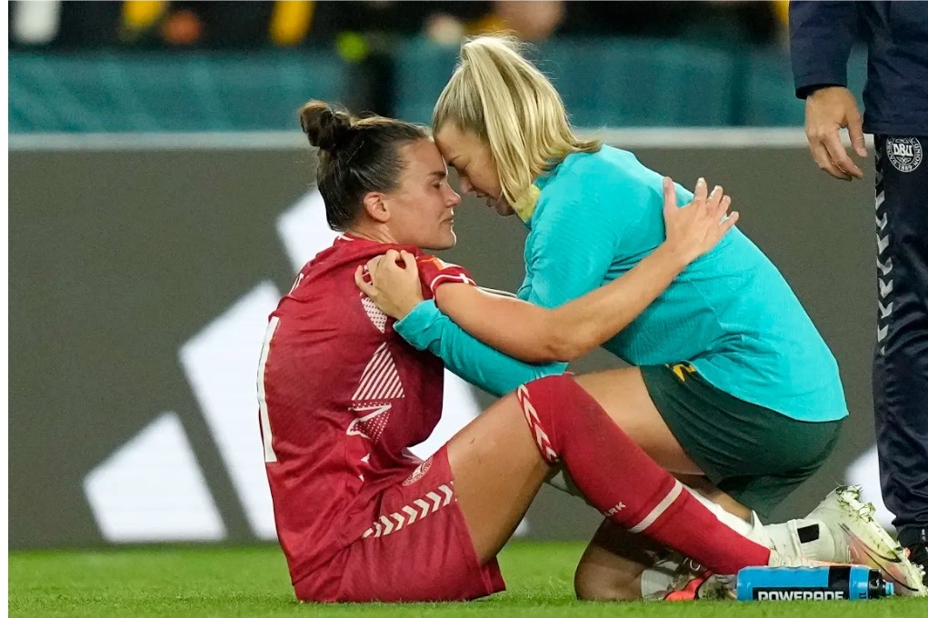 This moment, of an Australian player comforting a member of the losing team after the game, was so gorgeous. The #Matildas are game changers in so many ways