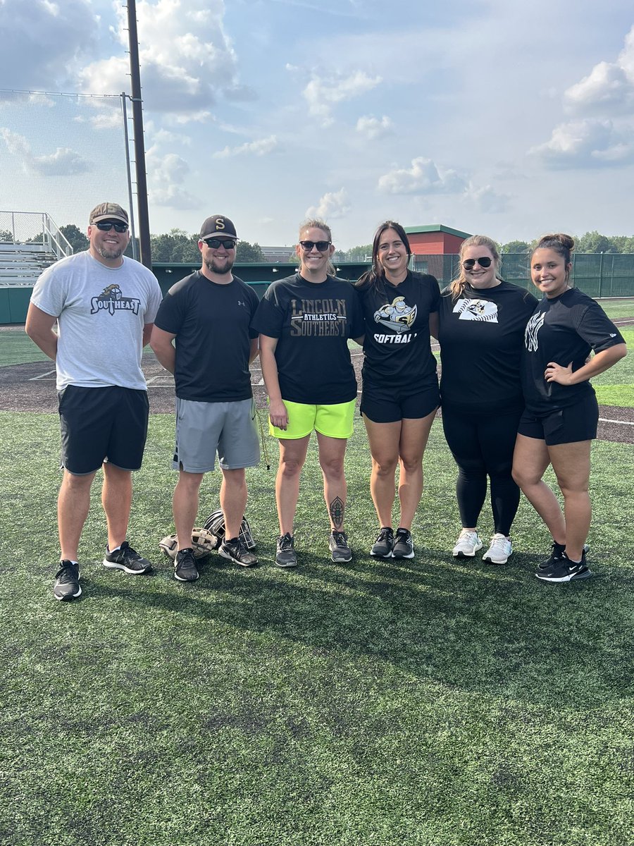 LSEAthletics's tweet photo. Softball try-outs finishing up with some conditioning! Good luck to all these student-athletes and this new staff, led by Coach Taylor Kieser! Have a great season, Knights! @lseknightssbv #TraditionOfExcellence https://t.co/VJ7jdxAYfu