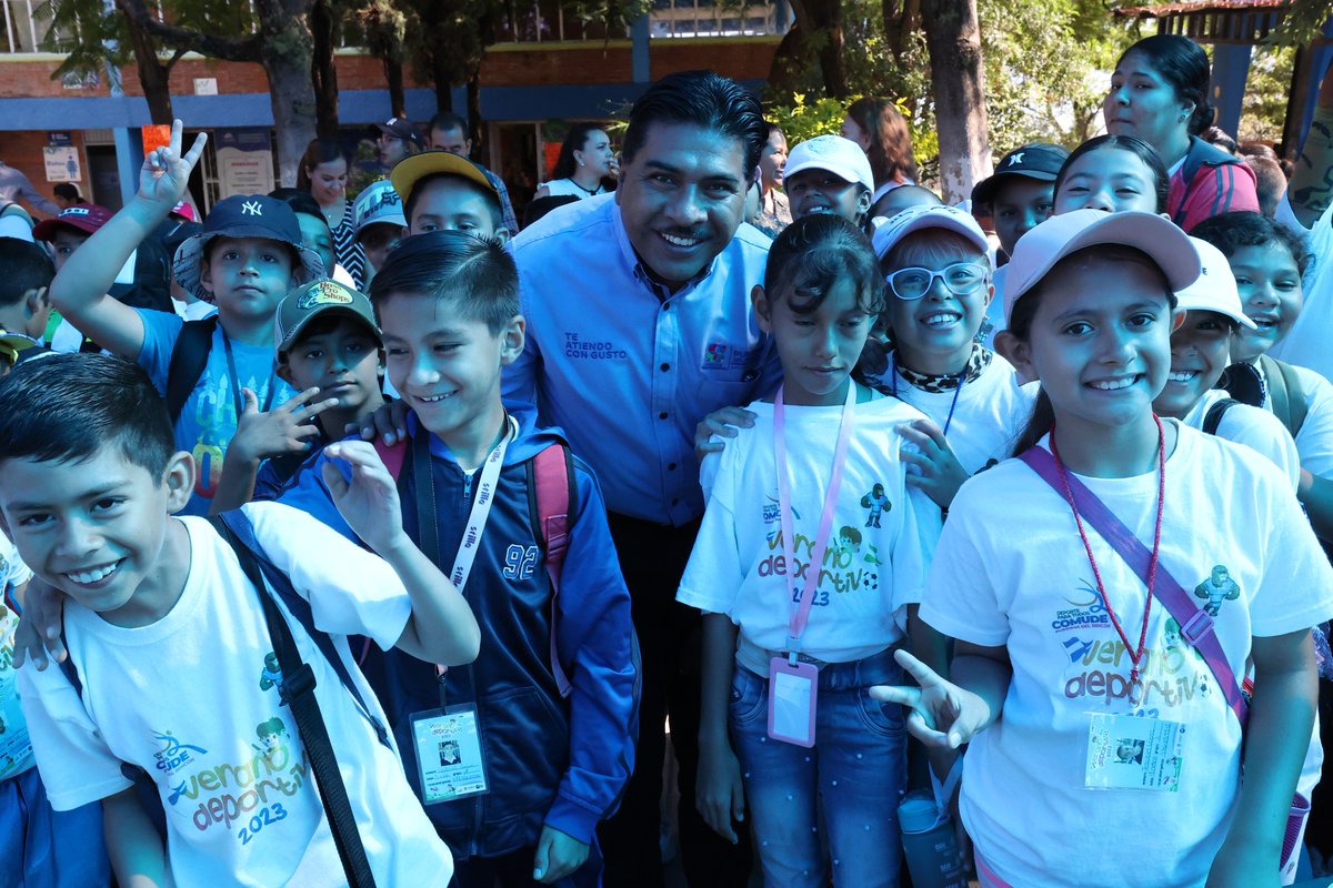 PurisimaMx's tweet photo. Luego de realizarse los #HonoresALaBandera con la participación de niñas y niños de los #CursosDeVerano, se realizó la inauguración oficial de las actividades por parte de nuestro Presidente Municipal @RobertGarUrb 

#PurísimaDelRincón #UnidosTrascendemos #CercaDeTi https://t.co/9o4R433ygz