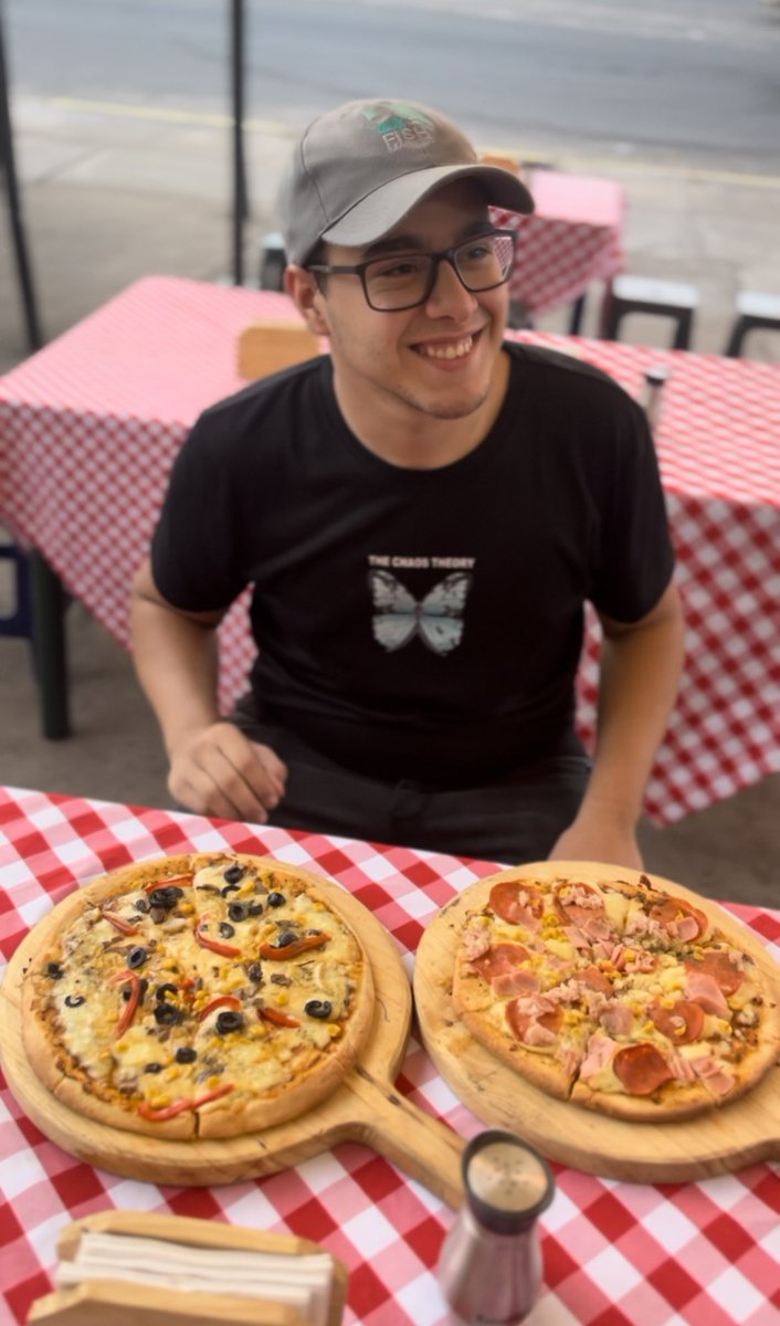 Tenemos la clave de empezar BIEN LA SEMANA 🤔❤️
.
.
.
Comenzar el lunes COMIENDO PIZZA en Papamío 😉