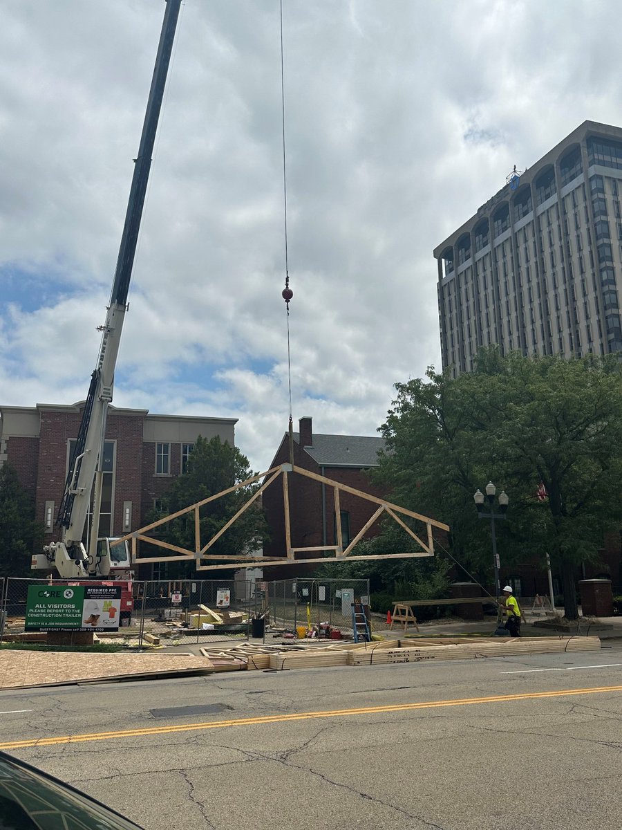 MidAmCarpenters's tweet image. #Local237 Carpenters with Lenny Szarek are setting trusses for the new Madison Apartments in Peoria. It’s been a banner year for residential in 2023 as work continues to pick up across our jurisdiction. Keep up the great work #MACRC #Residential2.0 #StrongAloneUnstoppableTogether