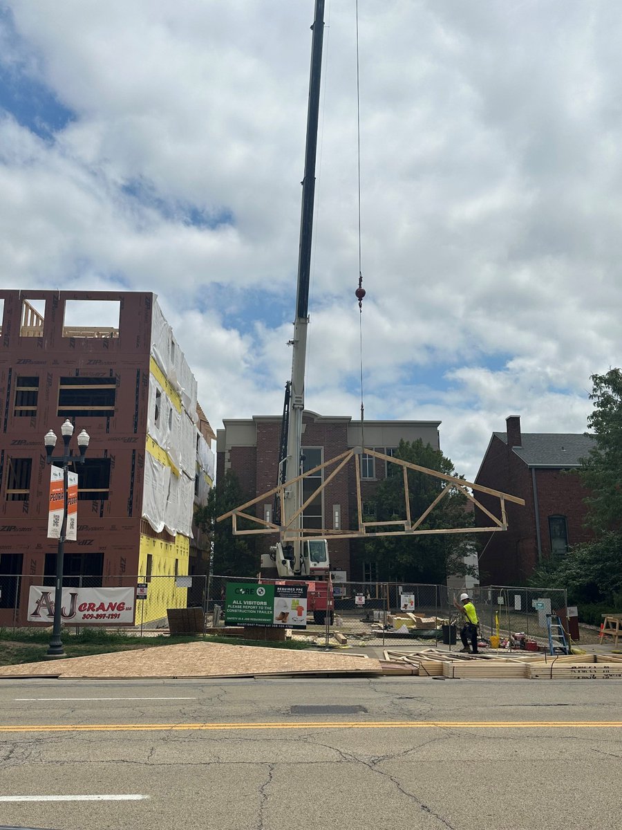MidAmCarpenters's tweet image. #Local237 Carpenters with Lenny Szarek are setting trusses for the new Madison Apartments in Peoria. It’s been a banner year for residential in 2023 as work continues to pick up across our jurisdiction. Keep up the great work #MACRC #Residential2.0 #StrongAloneUnstoppableTogether