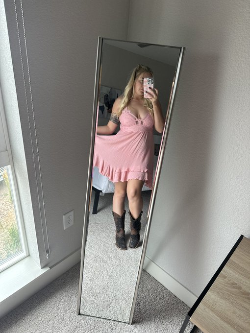 RT if you think I&rsquo;m not wearing panties 😋 https://t.co/pVkAxXtT5E