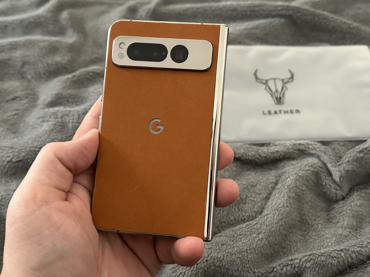 rmeestudios's tweet image. Leather 🟤 #pixelfold #dbrand #android #smartphone