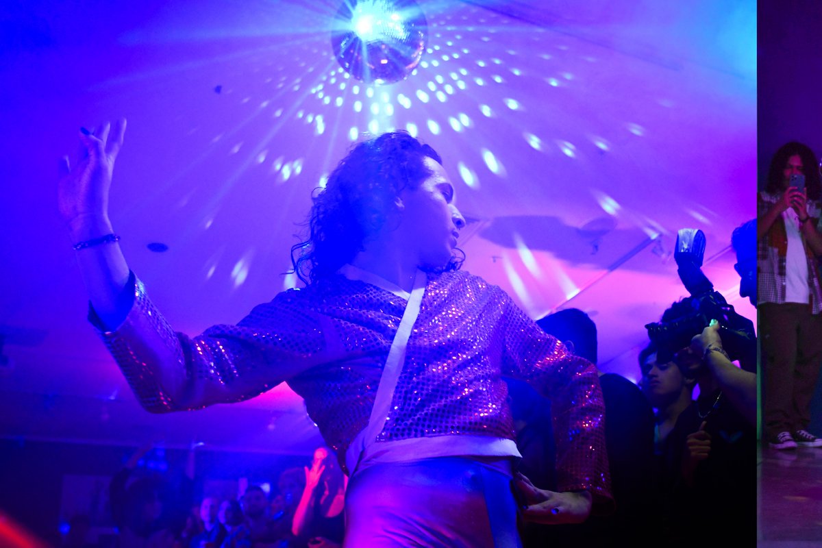 alharaca_sv's tweet photo. ¿Ya has escuchado del voguing?👀 Es un baile que con poses, lentejuelas y movimientos exuberantes significa un espacio de liberación para la población LGBTIQ+. https://t.co/nVTDVaDvBe