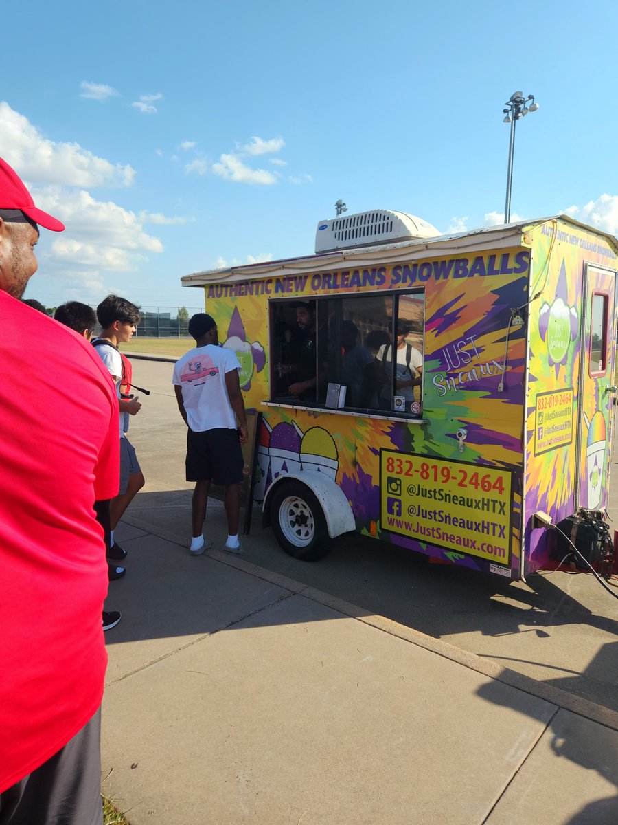QuanWilliamsATC's tweet photo. Thank you @Chris_Hardeman1 for showing love as always to our students. Definitely needed it on this HOT day!! We are so blessed to always have your support. We appreciate you!!!

@AliefTaylorSM https://t.co/73vCcCI6Bb