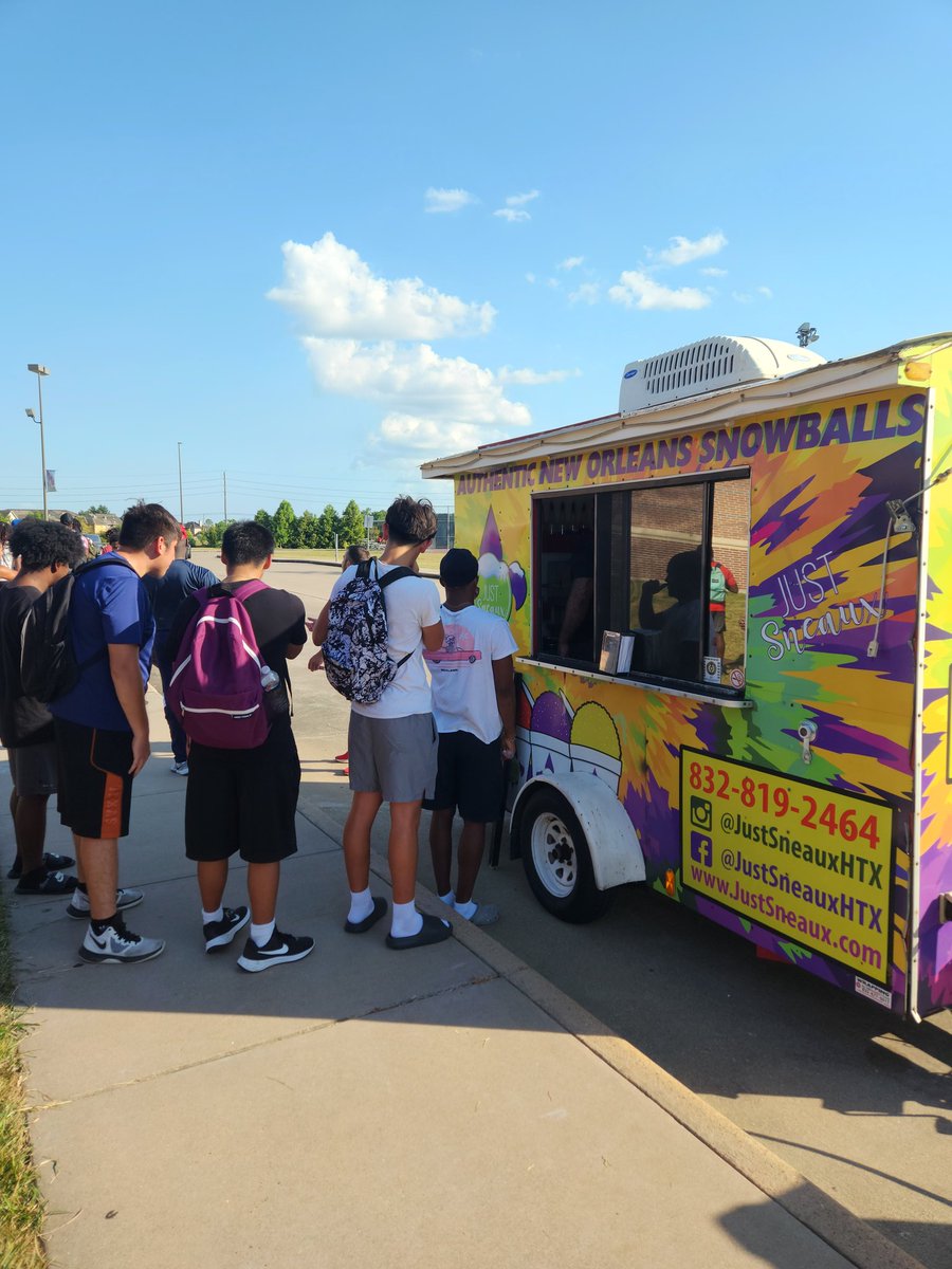 QuanWilliamsATC's tweet photo. Thank you @Chris_Hardeman1 for showing love as always to our students. Definitely needed it on this HOT day!! We are so blessed to always have your support. We appreciate you!!!

@AliefTaylorSM https://t.co/73vCcCI6Bb