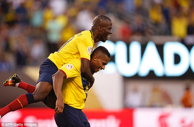 StudioFutbol's tweet photo. #LasTRI | ¡Antonio Valencia defiende a Enner! https://t.co/0d33EO3Fd3 https://t.co/VVM2BbLyIw