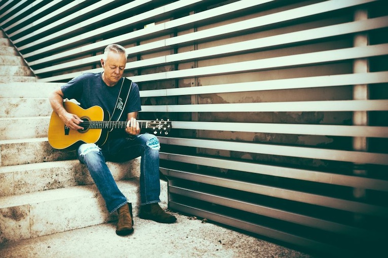 Acoustic guitarist extraordinaire Tommy Emmanuel Shares Video for ‘Far Away Places’ With Raul Malo. Absolutely beautiful. See it here. rockandbluesmuse.com/2023/08/07/tom… #tommyemmanuel #guitarist #rtItBot