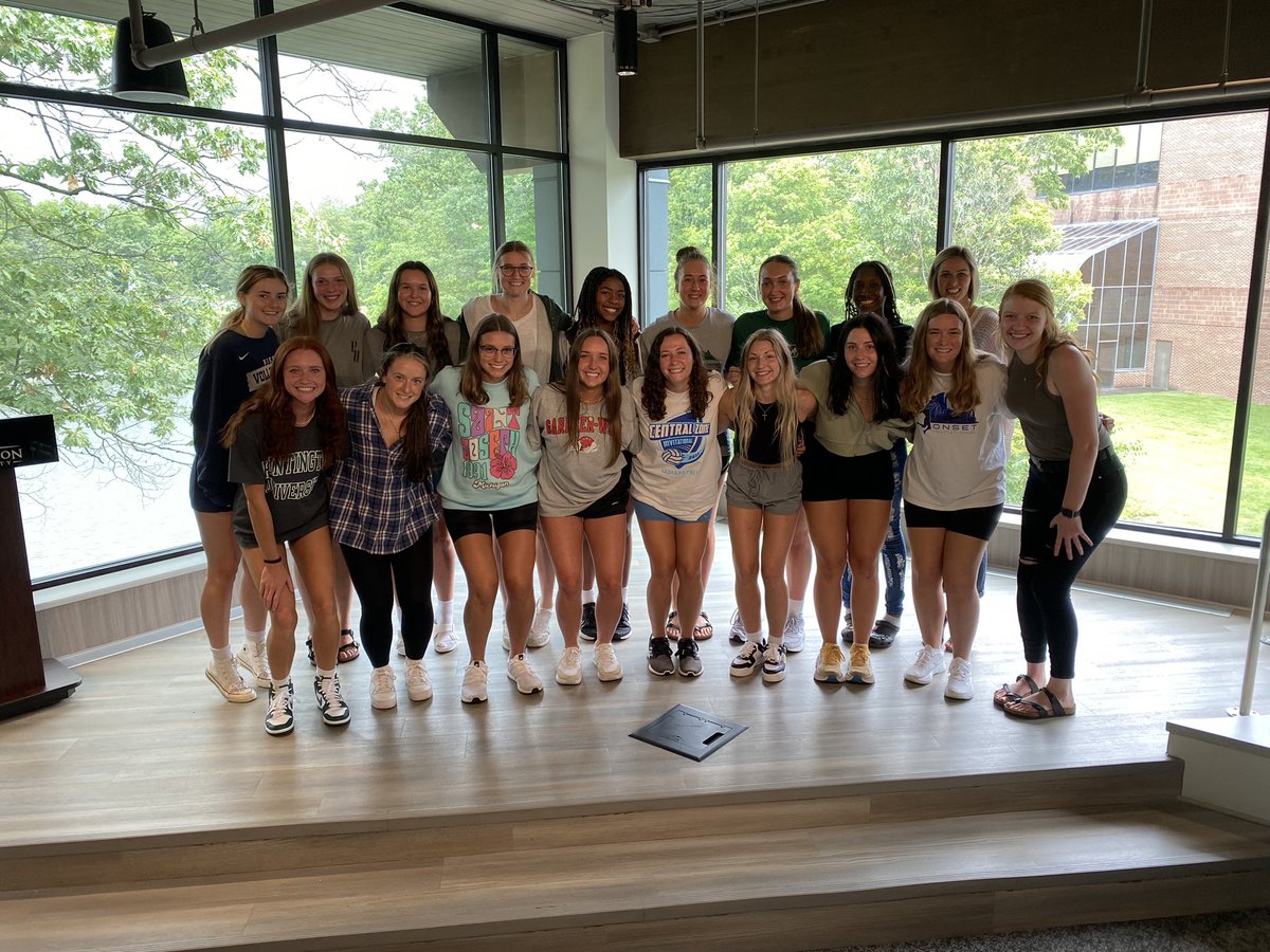 HuntingtonVB's tweet photo. We. Are. Back. We started with a fun night of team bonding in Downtown Fort Wayne! Dinner on The Landing and Kilwins as the cherry on top. Tomorrow is a big day, and we are looking forward to it! 💚 https://t.co/pnKJRZohiO