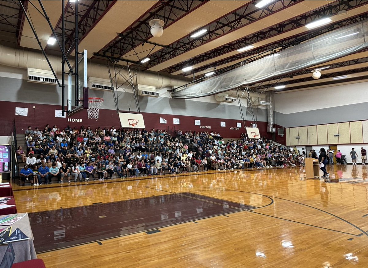 RCHighlyFavored's tweet photo. If you build it, they will come‼️ Holub families showed up and showed out‼️ #HawkHuddle 🦅Meet the Teacher 
@HolubMiddle @AliefISD #CultureCultivators https://t.co/8qVsCufQ8F