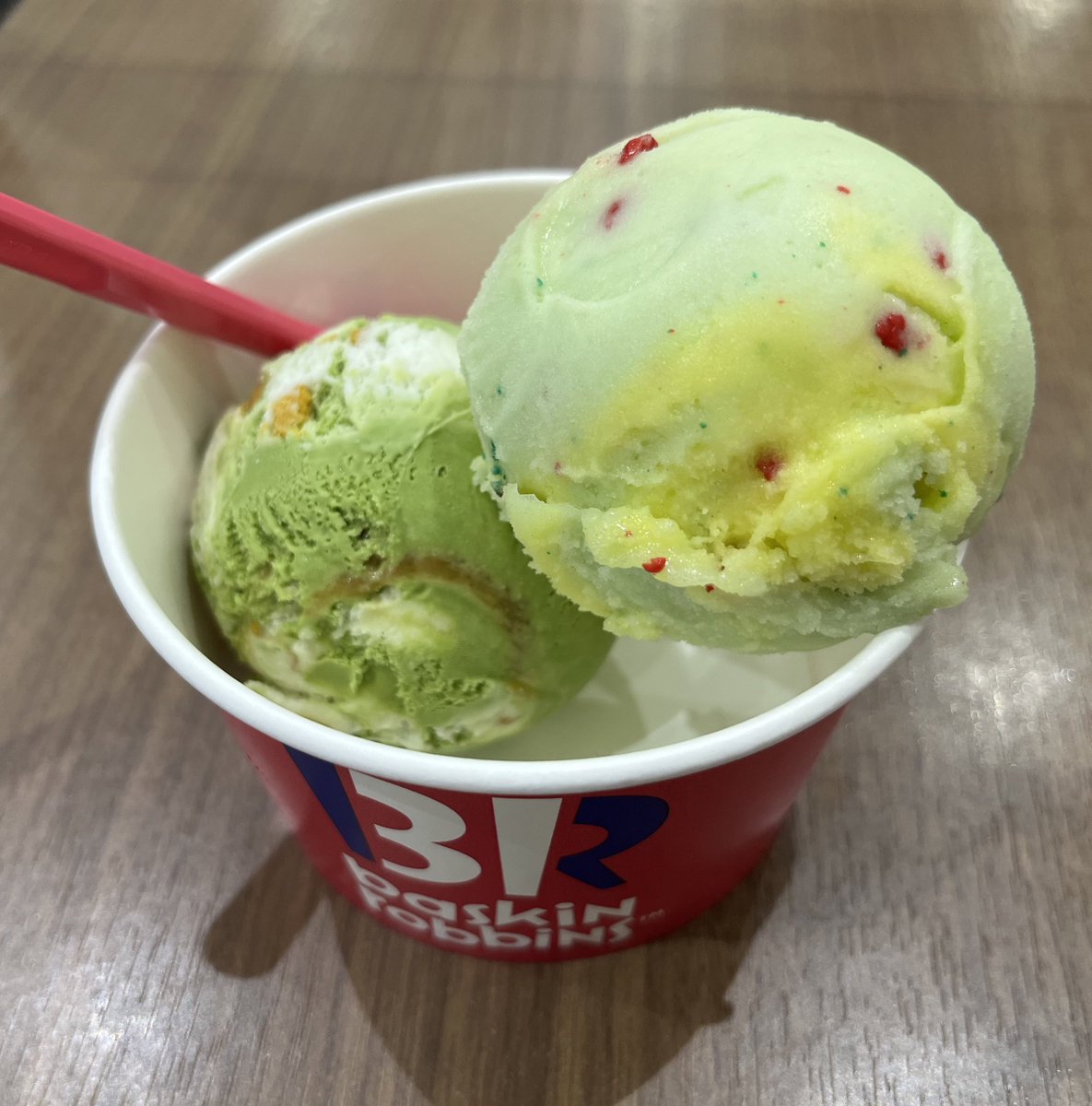 0russianblue's tweet photo. #サーティワンパチパチの���
ピカチュウとニャオハのぱちぱちアイスが、夏らしい爽やかなお味でとても美味しかったです🐈
キャラメル抹茶も濃厚でした🍵
また食べたいです🍨💚 https://t.co/6qjufgUOhf