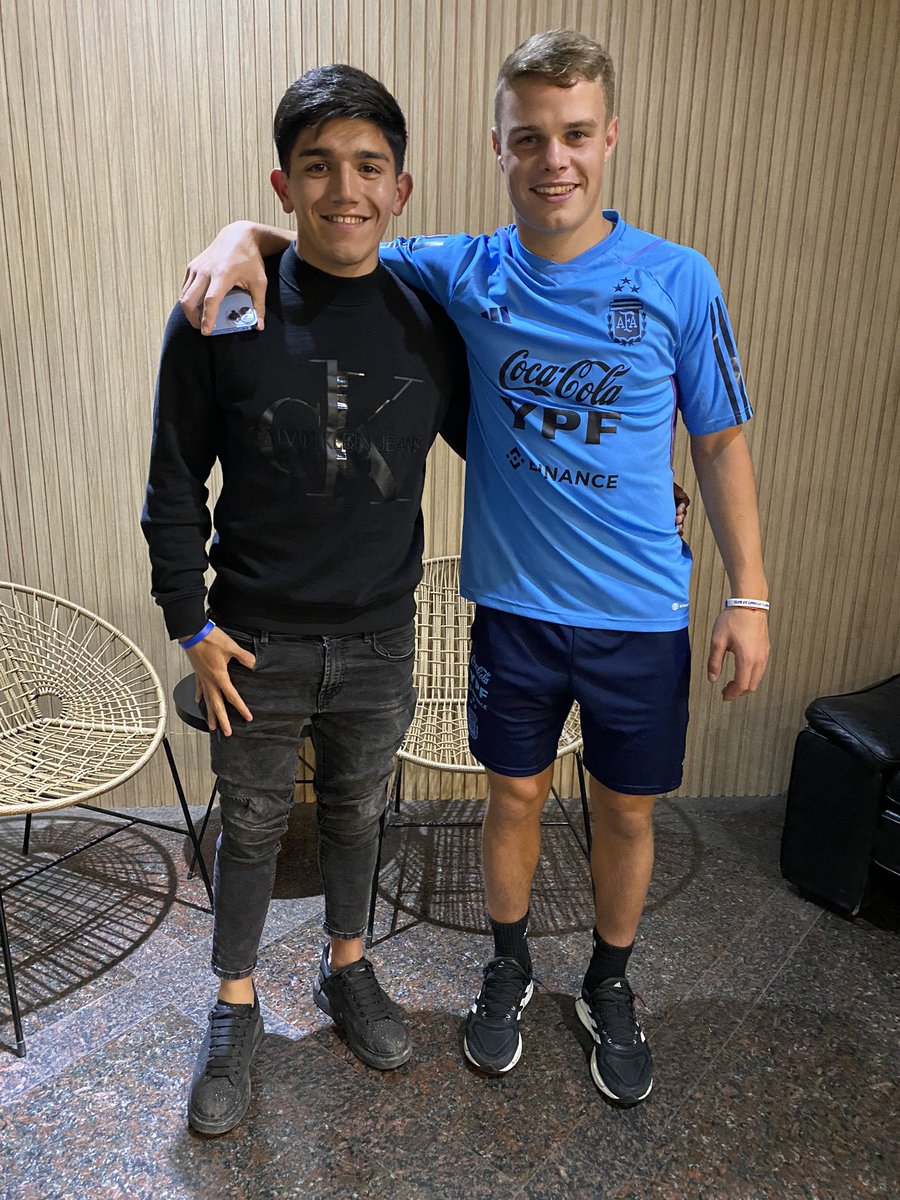 Buena vida hermano, gracias por ser tan compañero y especial conmigo, por estos años juntos.
Pasamos muchas cosas juntos y se lo que luchaste para llegar a donde estas, disfruta y se feliz, acá voy a estar esperándote siempre! Te amo hermano y siempre juntos🇫🇷💙