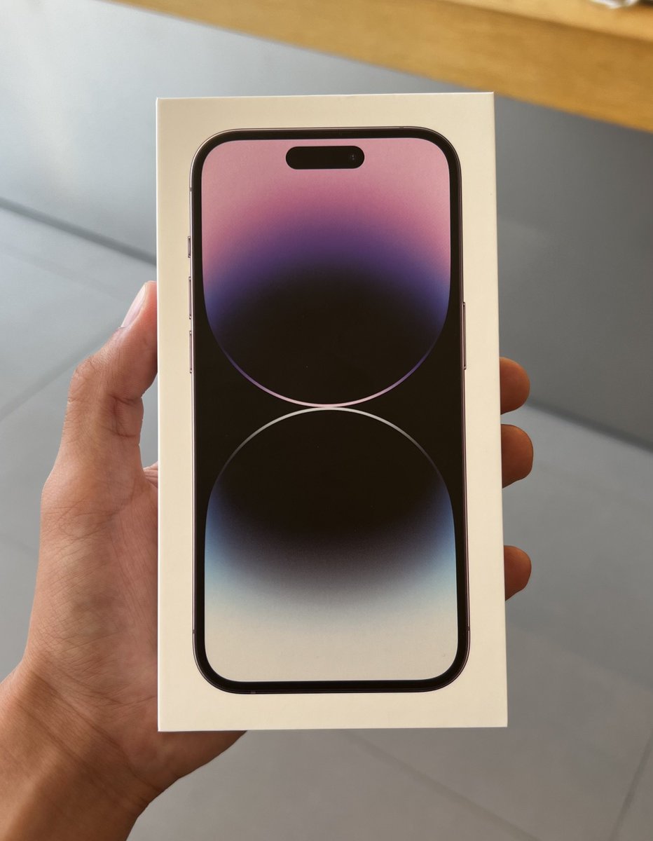 theapplehub's tweet photo. Imagine buying a new iPhone 14 Pro in August… https://t.co/DZOSTfmDut