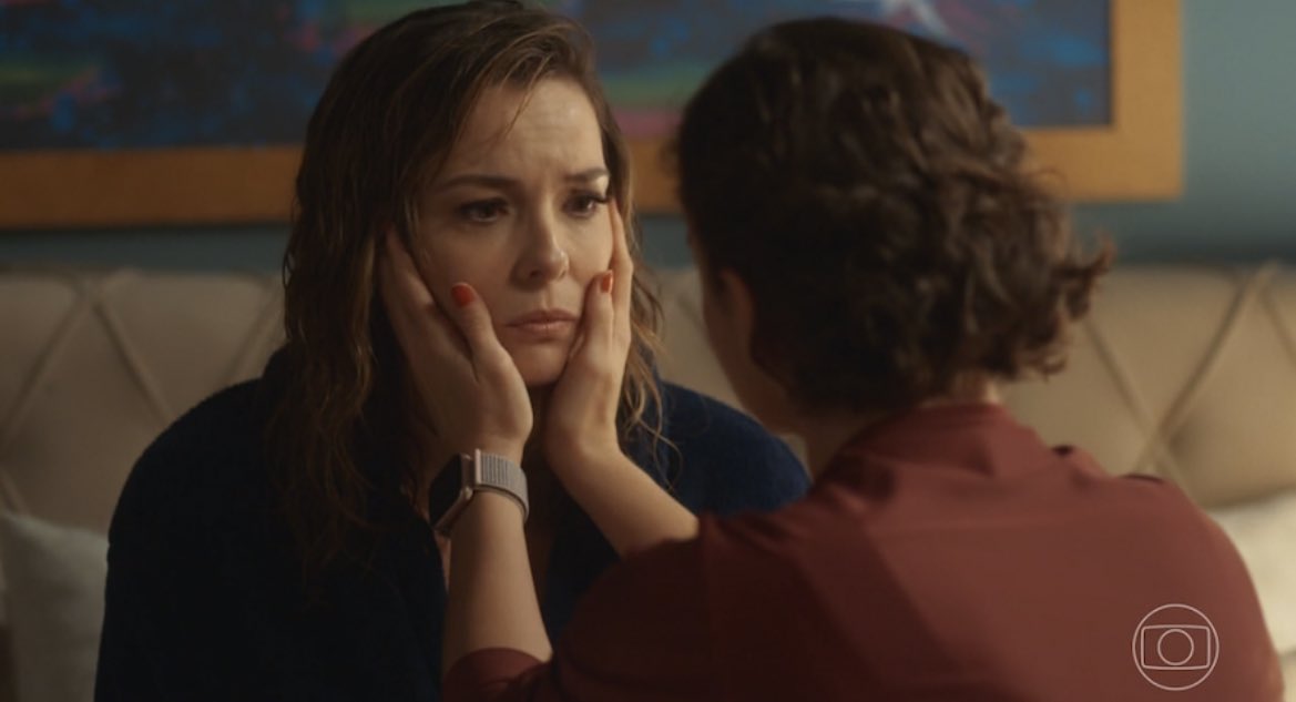lesbocine's tweet photo. Clara: Eu sei que eu passei do limite é isso não vai acontecer de novo. 
Helena: Você não pode me
constranger, muito menos na frente da minha aluna.
Clara: Ah Helena, eu vi você lá com aquela menina toda bonitona, não sei o que me deu, acho que foi ciúmes. E também, depois que a gente saiu com suas amigas eu me senti um peixe fora d’água. Acho que fiquei com medo de te perder. 
Helena: Não foram elas que te excluíram, foi você que sentiu tanto medo de ser vista como uma mulher lésbica, que ficou na defensiva. Eu queria que você tivesse comigo, porque você me ama, não porque te salvei do Theo.
Clara: Mas qual o problema de você ter me salvado? Depois que eu te conheci eu me senti mais forte e segura, eu nem sei como estaria se não tivesse te conhecido. 
Helena: Eu acho que preciso de um tempo.
Clara: Eu não sou boa o suficiente pra ficar com você? É isso? 
Helena: Você é maravilhosa, e tá doendo muito ter que me afastar. Só que eu sei que vai doer mais quando você cansar de mim. Sempre me senti uma aventura pra você, uma fase pra você se livrar do Theo. E depois, eu que preciso sempre me adaptar à sua vida, São Paulo, Rio, Rafa. Faço tudo pra estar no seu mundo, mas e você? Quando vai entrar no meu? #VaiNaFe