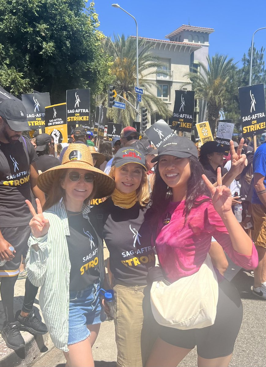 sharonlawrence's tweet photo. @sagaftra #picketline round up- my @IAMATheatre colleagues #sarahutterback & @cw_kungfu star @olivialiang_ , @PatrickFabian from @BetterCallSaul , Tom Amandes- #Everwood & CA Assembly candidate- @BluesBoySteve https://t.co/zAYCnOluD5