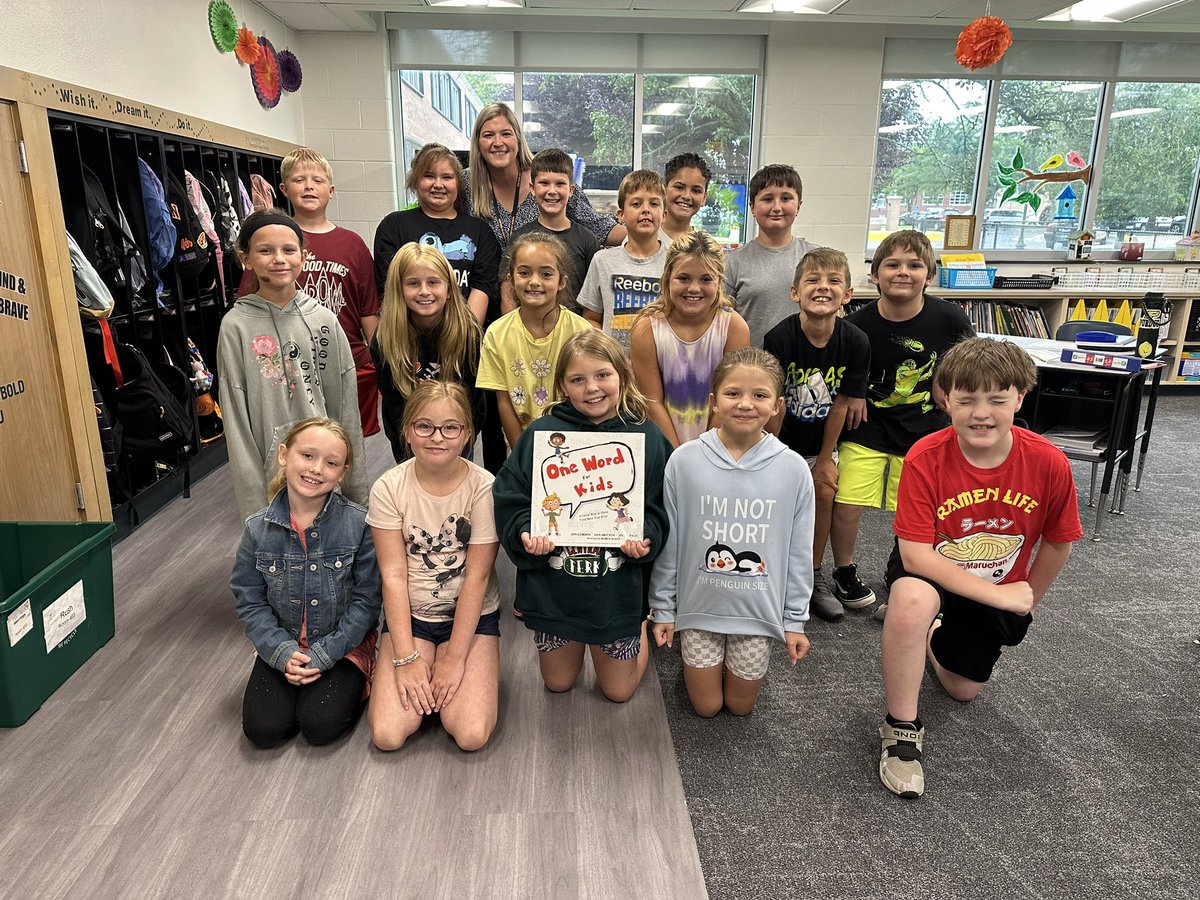 CentralLCSC's tweet photo. Exciting times leading through literacy with One Word for Kids! Loved being in classrooms, hearing students select their yearly word. #LiteracyLeadership #OneWordForKids @JonGordon11 https://t.co/Wv1LjBxuAM