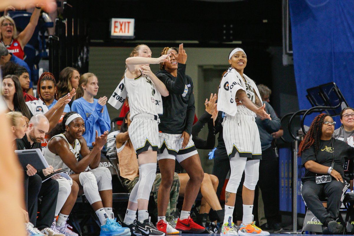 jgrohoske9's tweet image. I&apos;m looking forward to this squad&apos;s epic poses tomorrow night @WintrustArena. #PerksOfTheJob 

🦀 @MoBertsch 🥳 @taylorsoule14 🧃 @RobynP___
