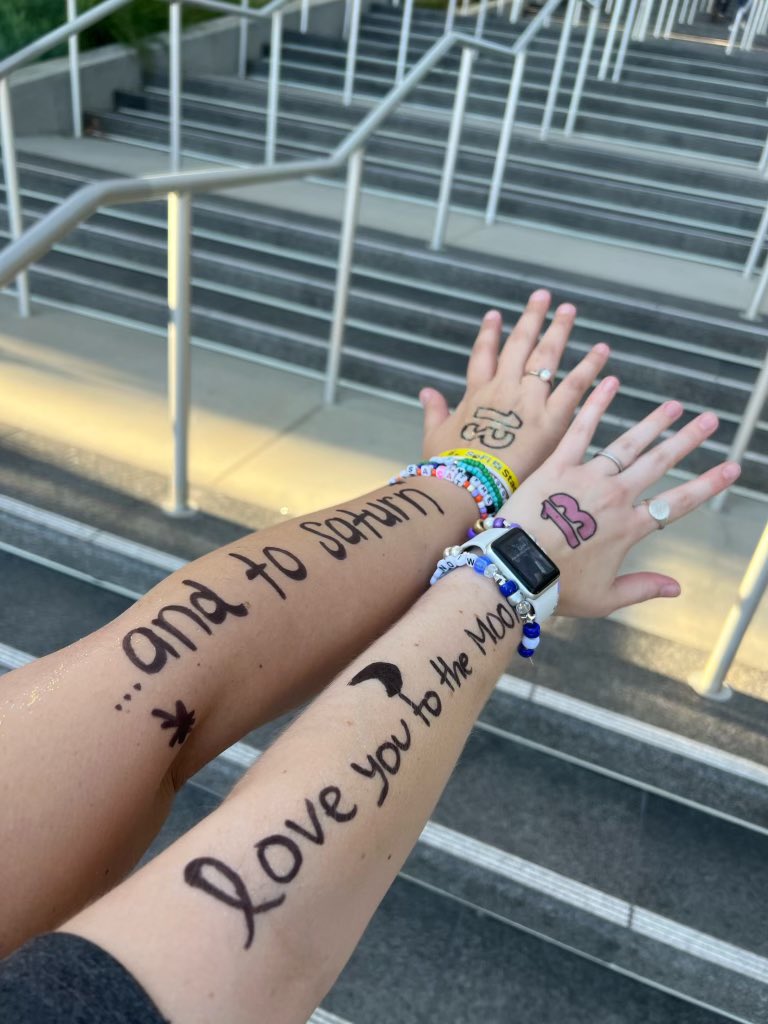findingrep's tweet photo. love you to the moon and to saturn 🫶🏼

🌙♥️🪐

#LATSTheErasTour @reputationpls @taylornation13 @taylorswift13 https://t.co/6cmAXclGvM