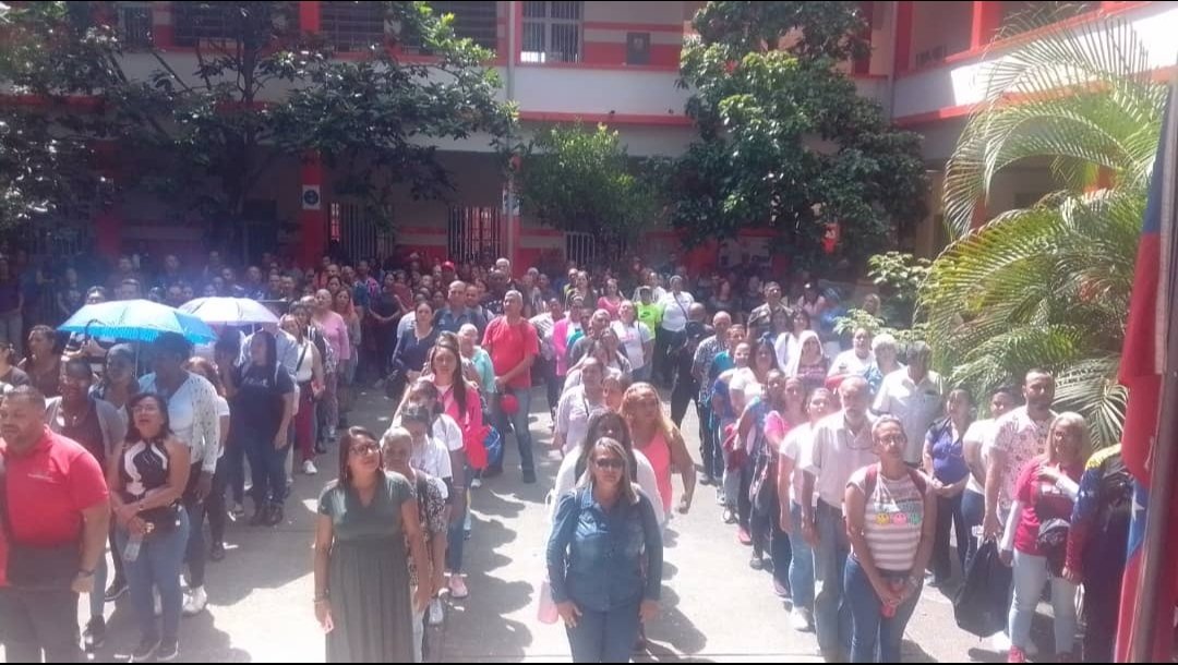 Empezamos la semana con fuerza mi gente, tuvimos una hermosa jornada de formación y concientización de los CLAP en la Parroquia La Candelaria bajo instrucciones de nuestro presidente <a href="/NicolasMaduro/">Nicolás Maduro</a> 
#BendicionesPresidente