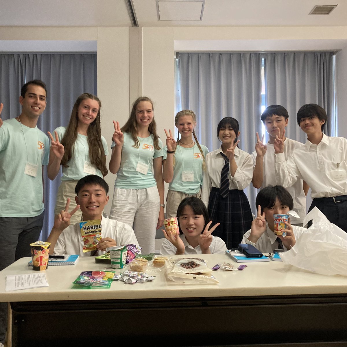 kyoto_sports_'s tweet photo. 第50回日独スポーツ少年団同時交流のプログラムとしてSDGsについてのディスカッションを行いました。
有志の高校生6名が参加してくれました。
#京都府 #城陽市 #スポーツ #少年団 #ドイツ
#SDGs #城南菱創 #山城 #高校 #LOGOSLAND
#ディスカッション https://t.co/wt69VlG9h5