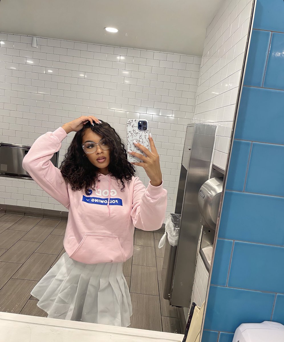 Ariana tweet media