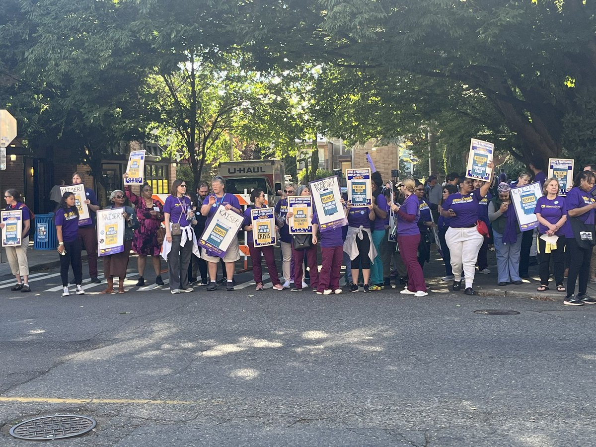 We’re bargaining for better staffing at Kaiser, and today outside of Capitol Hill campus we rallied to demand they respect &amp; invest in frontline staff!

Join us tomorrow 5-7pm at Bellevue, Tacoma and Spokane <a href="/UnionCoalition/">Coalition of Kaiser Permanente Unions</a> <a href="/SEIU1199NW/">SEIU Healthcare 1199NW</a> #UnionStrong