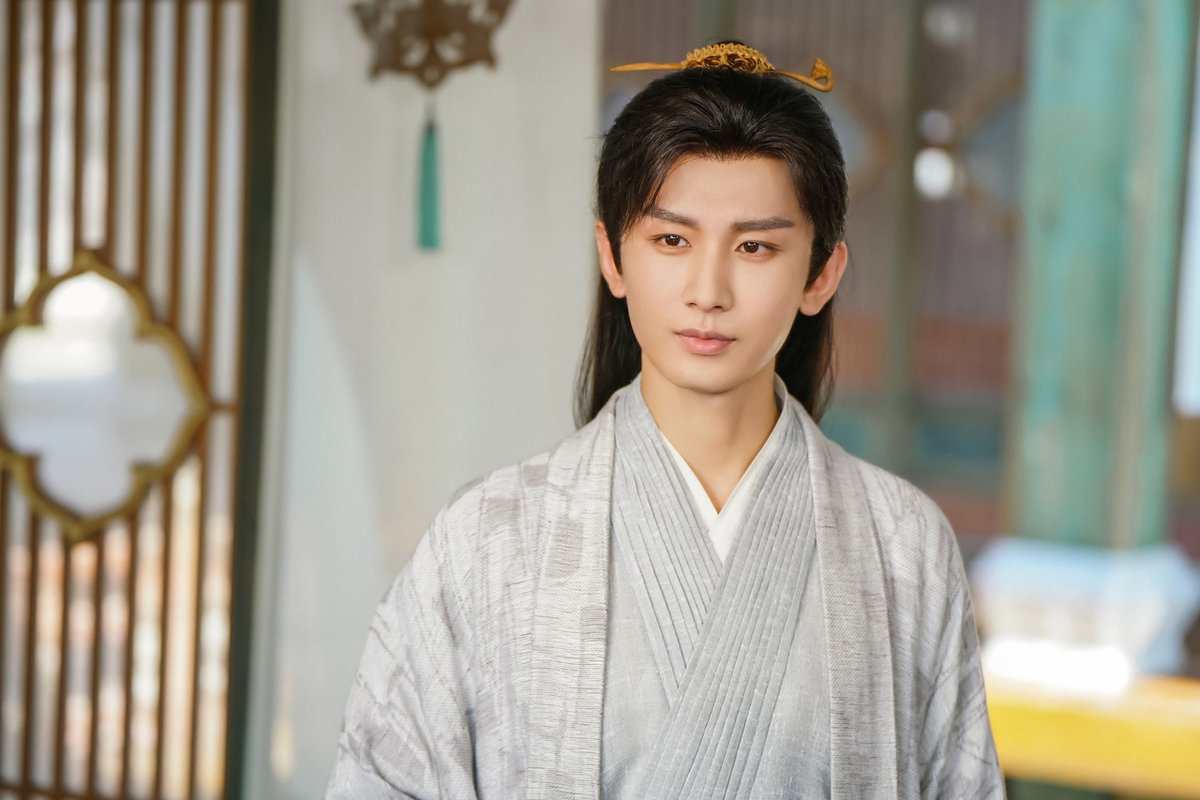 SuperstarnewsTH's tweet photo. มาแรงเกินต้าน ทะยานสู่ซีรีส์อันดับหนึ่ง!
หอดอกบัวลายมงคล (Mysterious Lotus Casebook) ออริจินัลซีรีส์จีนพีเรียดฟอร์มยักษ์แห่งปีของ iQIYI (อ้ายฉีอี้) 
นำแสดงโดย 3 พระเอกสามีแห่งชาติ เฉิงอี้ - เจิ้งซุนซี - เซียวซุ่นเหยา

เรียกได้ว่าปังตั้งแ���่ยังไม่ได้ออกอากาศ สำหรับออริจินัลซีรีส์จีนพีเรียดฟอร์มยักษ์แห่งปีของ iQIYI (อ้ายฉีอี้) อย่าง หอดอกบัวลายมงคล (Mysterious Lotus Casebook) ที่กระแสความนิยมมาแรงเกินต้าน ซึ่งหลังจากออกอากาศแค่เพียงตอนแรก ก็ขึ้นแท่นซีรีส์จีนมาแรง พร้อมได้รับเสียงตอบรับที่ล้นหลามจากทั้งแฟนๆ ชาวไทยและต่างประเทศ โดย หอดอกบัวลายมงคล (Mysterious Lotus Casebook) บอกเล่าเกี่ยวกับเรื่องราวของ หลี่เซี่ยงอี๋ (รับบทโดย เฉิงอี้) หัวหน้าของสำนักซื่อกู้และเป็นปรมาจารย์อันดับหนึ่งแห่งยุทธภพ หลังจากการปะทะและต่อสู้ร่วมกับ ตี๋เฟยเซิง (รับบทโดย เซียวซุ่นเหยา) ผู้นำแห่งสำนักจินยวน ทั้งคู่ก็ได้หายตัวไปอย่างปริศนาท่ามกลางคลื่นสีน้ำเงิน สิบปีต่อมา หลี่เหลียนฮวา (รับบทโดย เฉิงอี้) หมอเทวดาก็ได้ปรากฏตัวในเมืองอย่างลึกลับ เขานำหอดอกบัวเดินทางทั่วยุทธจักรเพื่อรักษาชาวบ้านประทังชีวิตไปวันๆ จนเขาได้พบกับ ฟางตัวปิ้ง (รับบทโดย เจิ้งซุนซี) ชายหนุ่มที่ใฝ่ฝันจะเป็นชายผู้ยิ่งใหญ่ในยุทธจักร ทั้งหลี่เหลียนฮวาและฟางตัวปิ้งกลายเป็นสหายในที่สุด จนพวกเขาได้บังเอิญพบกับตี๋เฟยเซิงอีกครั���ง ตี๋เฟยเซิงล่วงรู้ว่า หลี่เหลียนฮวา นั่นก็คือ หลี่เซี่ยงอี๋ คู่ปรับเมื่อสิบปีก่อนที่ปลอมตัวมาอย่างลึกลับ แต่แล้วก็เกิดเหตุการณ์บางอย่าง ทั้งสามจึงร่วมกันเดินทางในยุทธภพเพื่อแก้ไขคดีปริศนาในเมืองต่างๆ มากมาย จนได้ก่อเกิดเป็นมิตรภาพอันแน่นแฟ้นไปโดยปริยาย

หอดอกบัวลายมงคล (Mysterious Lotus Casebook) ถือเป็นอีกหนึ่งผลงานที่รวมนักแสดงระดับคุณภาพไว้ในเรื่องเดียว ไม่ว่าจ���เป็น เฉิงอี้ พระเอกหนุ่มสามีแห่งชาติที่ครองใจแฟนๆ อย่างล้นหลามกับฝีมือการแสดงขั้นเทพ , เจิ้งซุนซี พระเอกหนุ่มได้ฝากผลงานสุดฮิตไม่ว่าจะเป็น ตำนานเจียหนาน (Rebirth For You) และ ดาบเสียดฟ้า (Heroes) , เซียวซุ่นเหยา นักแสดงยิ้มสวยจากซีรีส์ ปลุกสวรรค์สยบปฐพี (Legend of Awakening) ร่วมด้วย เฉินตูหลิง นักแสดงสาวมากฝีมือ จากซีรีส์ อนาเธอร์ มี (Another Me) และ Myth of Sword อีกทั้ง��ังได้ 2 ผู้กำกับฝีมือขั้นเทพอย่าง กั๋วหู่ ที่ได้กำกับซีรีส์พีเรียดฟอร์มยักษ์อย่าง ทุกชาติภพ กระดูกงดงาม ภาคอดีต (One and Only) ร่วมด้วย เริ่นไห่เถา ที่ได้ฝากซีรีส์สุดฮอตอย่าง เจ้าสาวโจรสลัด 2 (The Romance of Hua Rong 2) เรียกได้ว่าเพียงแค่เห็นรายชื่อนักแสดงและผู้กำกับแล้ว รับประกันความยิ่งใหญ่และอลังการได้เลย แฟนๆ ไม่ผิดหวังแน่นอน!

เมื่อยุทธภพปั่นป่วนไปด้วยเหตุวุ่นวายสุดอาถรรพ์ ห��อเทวดา อย่าง หลี่เหลียนฮวาและผองเพื่อน จะใช้ความรู้ที่มีสืบหาต้นตอของคดีต่างๆ ได้หรือไม่? ติดตามรับชมออริจินัลซีรีส์ฟอร์มยักษ์เรื่องใหม่ของ iQIYI (อ้ายฉีอี้) หอดอกบัวลายมงคล (Mysterious Lotus Casebook) ทุกวันจันทร์ - อาทิตย์ เวลา 19:00 น. บน iQIYI (อ้ายฉีอี้) ที่เดียวเท่านั้น!

สิทธิพิเศษสำหรับสมาชิก VIP ด้วยภาพคมชัดระดับ Full HD และเสียงระบบ Dolby Atmos เสมือนดู���นโรงภาพยนตร์ โปรโมชัน 3เดือนแรก จ่ายเพียง 199 บาท สามารถดูได้พร้อมกัน 2 จอ, ดาวน์โหลดเพื่อดูแบบออฟไลน์ไม่มีโฆษณาคั่นบนแอปพลิเคชัน iQIYI (อ้ายฉีอี้) และ เว็บไซต์ https://t.co/qA8h9H7cRI เท่านั้น

ดาวน์โหลดแอปพลิเคชัน ผ่านอุปกรณ์เชื่อมต่ออินเตอร์เน็ตทั้งสมาร์ตโฟน และแท็บเล็ตได้ใน  App Store และ Google Play – กดดาวน์โหลดฟรี   https://t.co/1bRn1sDViu  อัปเดต และติดตามความเคลื่อนไหวสาระบันเทิงยอดนิยมแห่งเอเชียได้ทา��� Facebook Fanpage: https:// https://t.co/tyja1SZe5n  ; IG:@iQIYIThailand; Twitter: @iQIYIThailand; YouTube: iQIYI Thailand