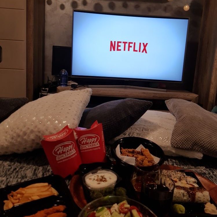 jetneyscamera's tweet image. jet and kourtney’s movie night 🎥